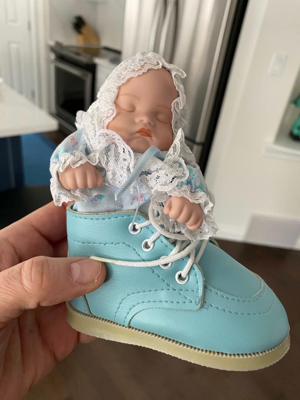 Cute Vintage-Style Musical Baby in Shoe – Porcelain Keepsake 💙